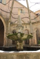 Ur fontänen huggen ur ett enda stenblock porlar vatten från en källa som upptäcktes redan av de gamla romarna